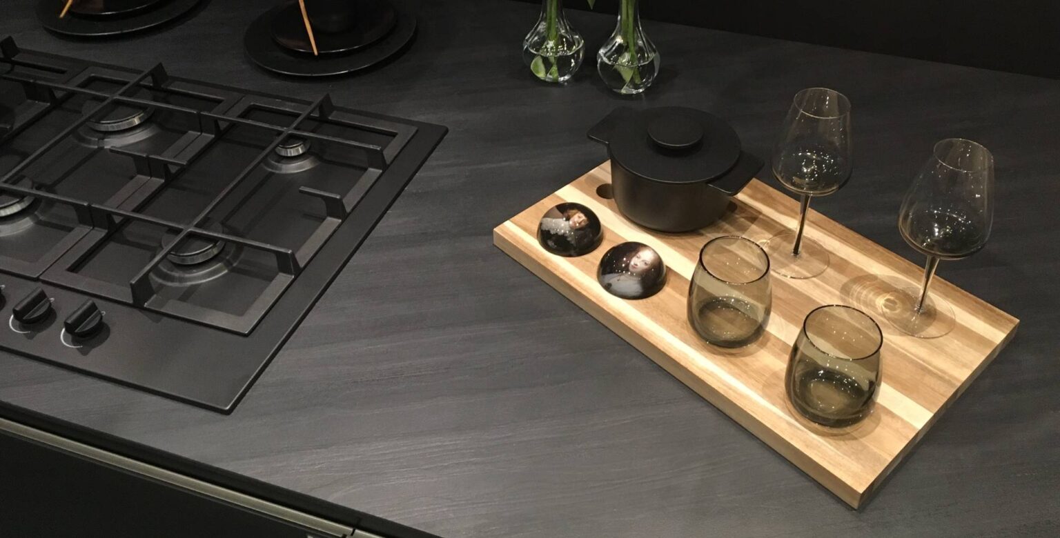 keuken-zwart-aanrechtblad